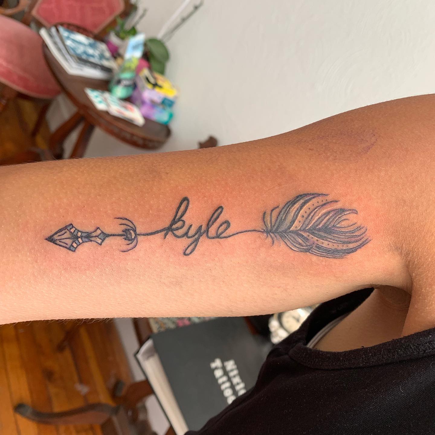 Tatuaje con tinta negra con nombre de niños
