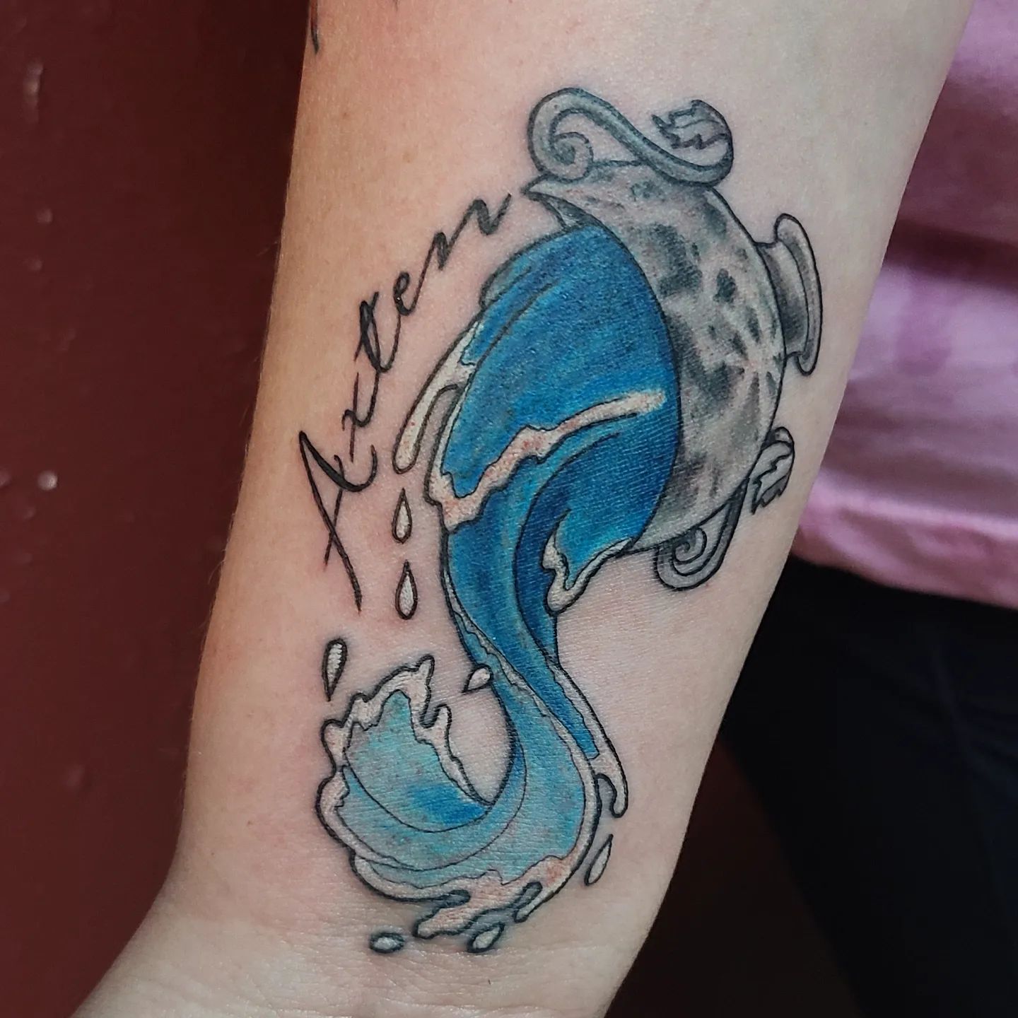 Tatuaje de Acuario con Ondas