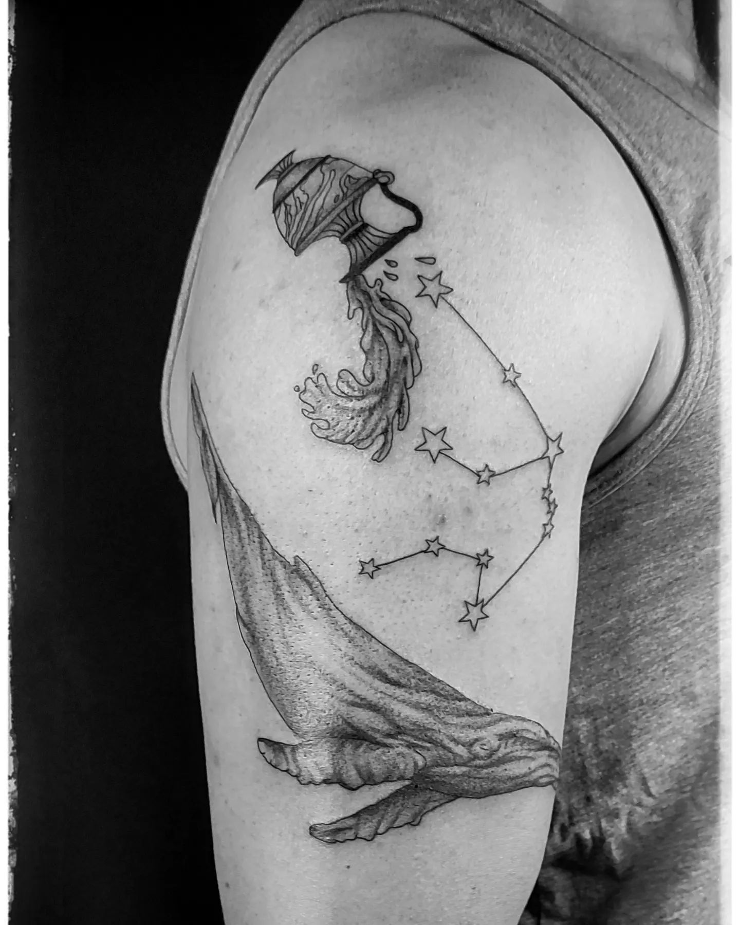 Tatuaje de Acuario en el Hombro
