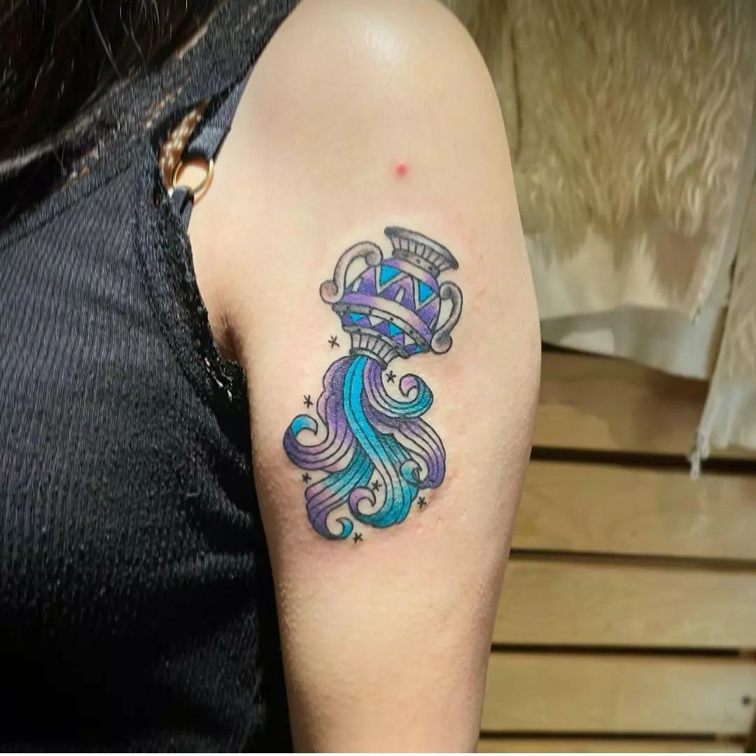 Tatuaje de Acuario en manga