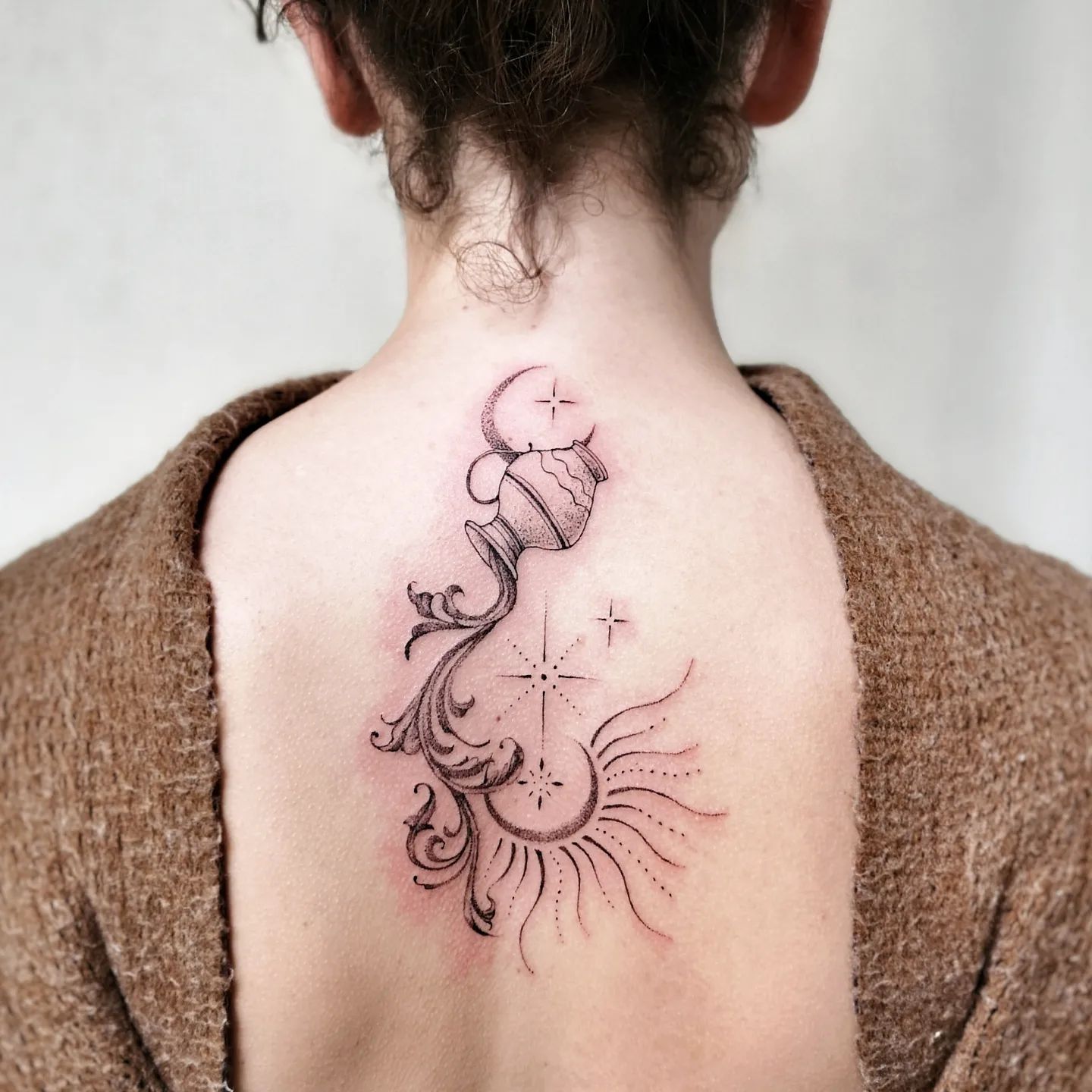 Tatuaje de Acuario en Trapecio