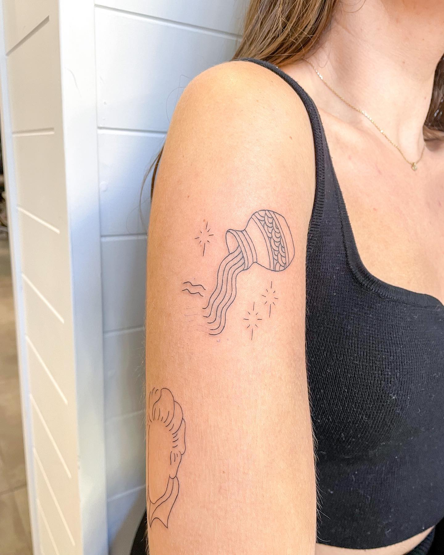 Tatuaje de Acuario para Minimalistas