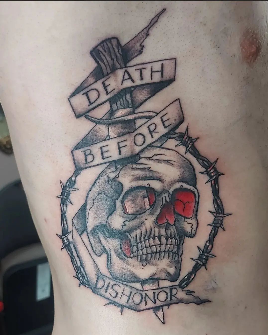 Tatuaje de alambre de púas aterrador