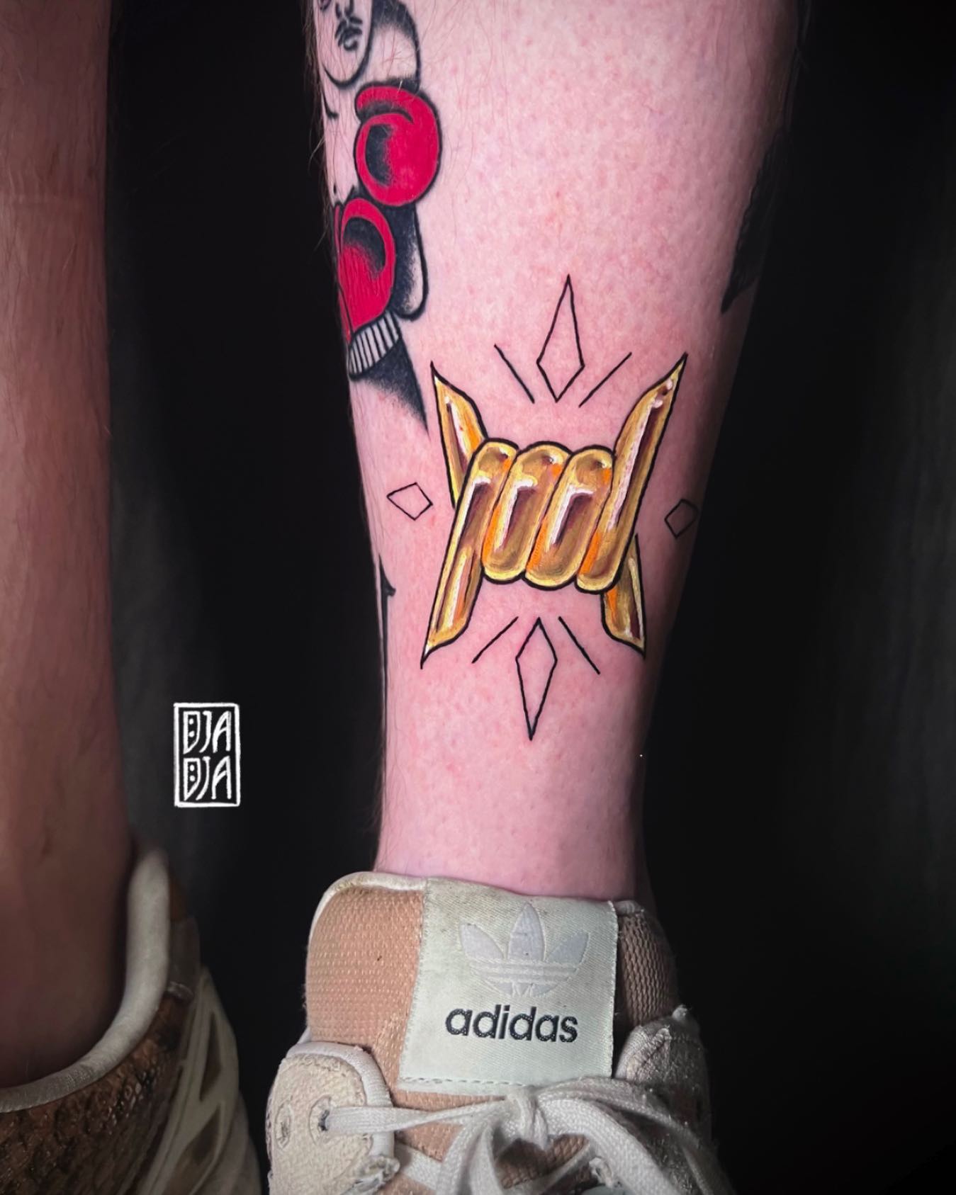 Tatuaje de Alambre de Púas Dorado