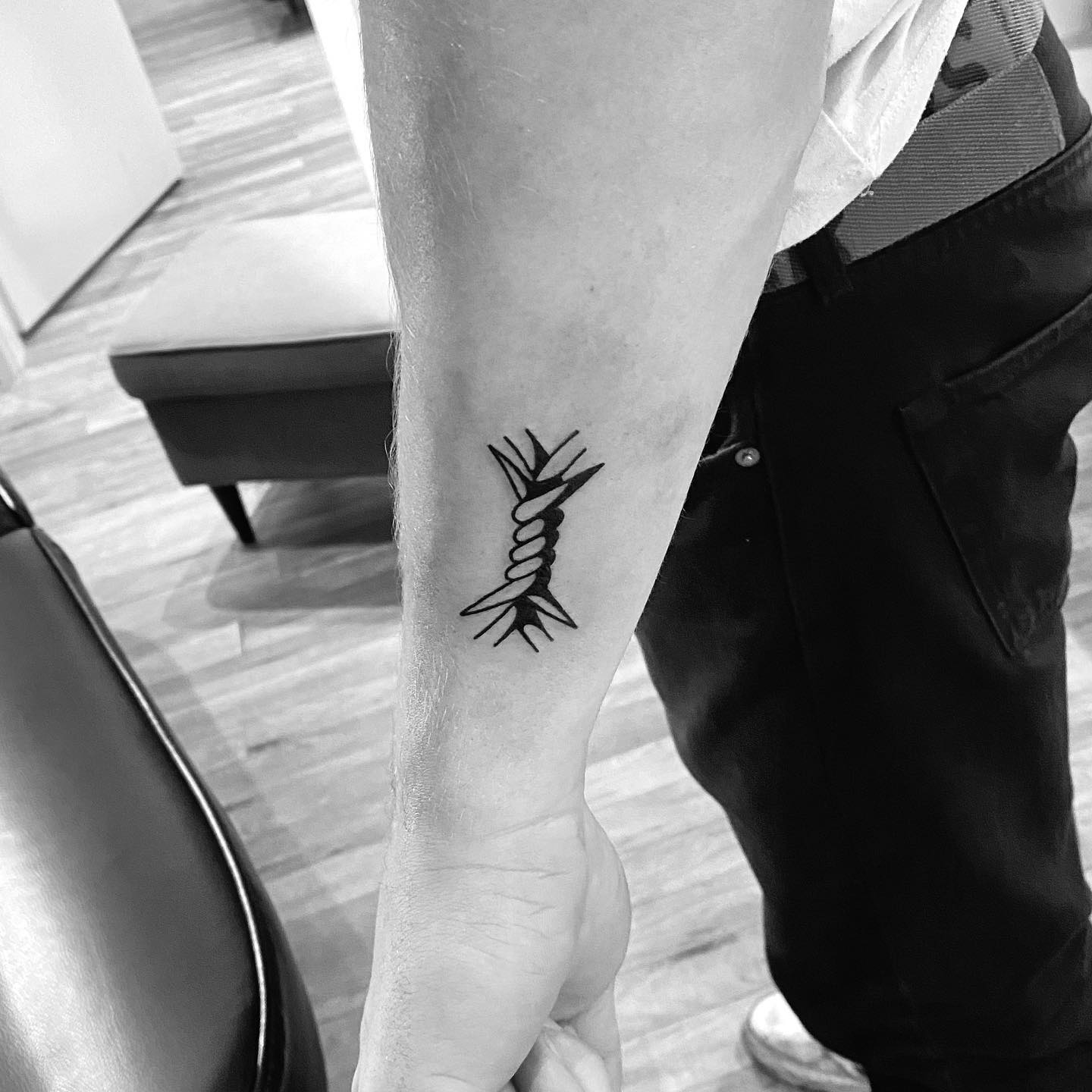 Tatuaje de alambre de púas en caricatura