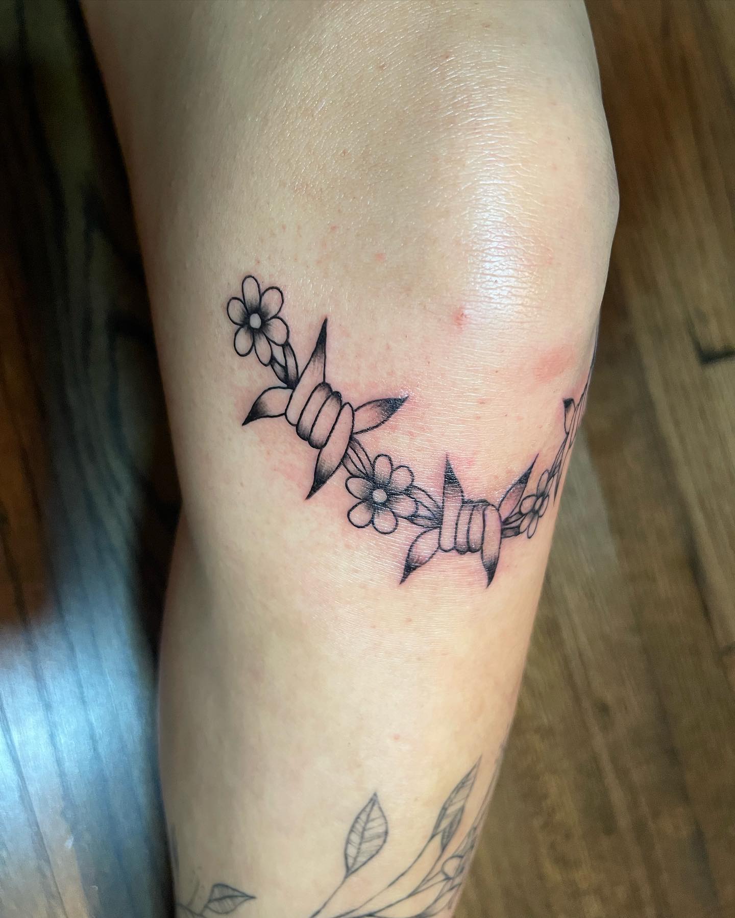 Tatuaje de alambre de púas floral