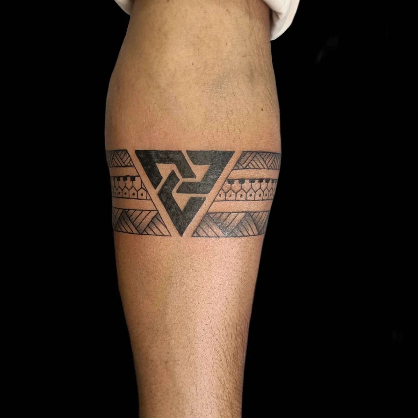 Tatuaje de brazalete geométrico.