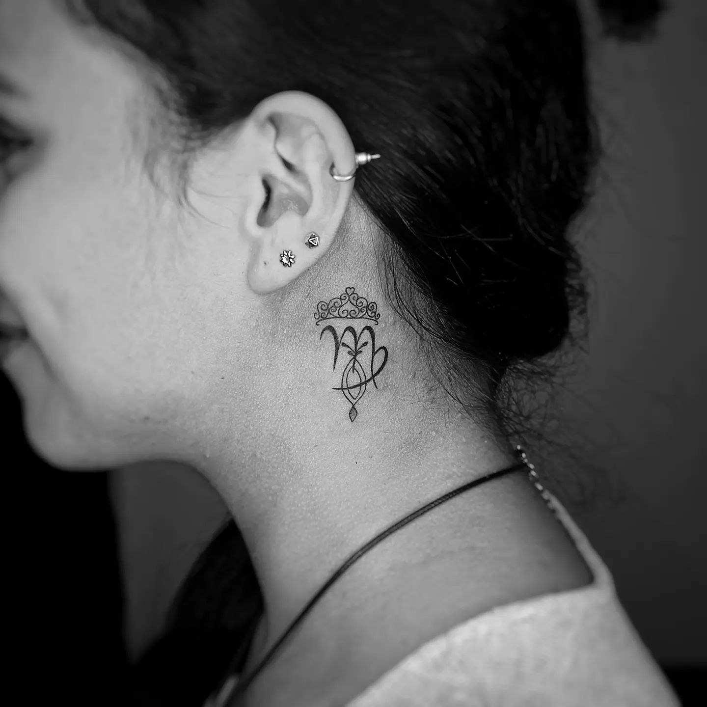Tatuaje de cuello del signo de Virgo