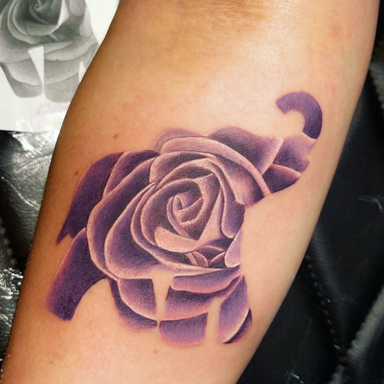 Tatuaje de elefante con forma de rosa.
