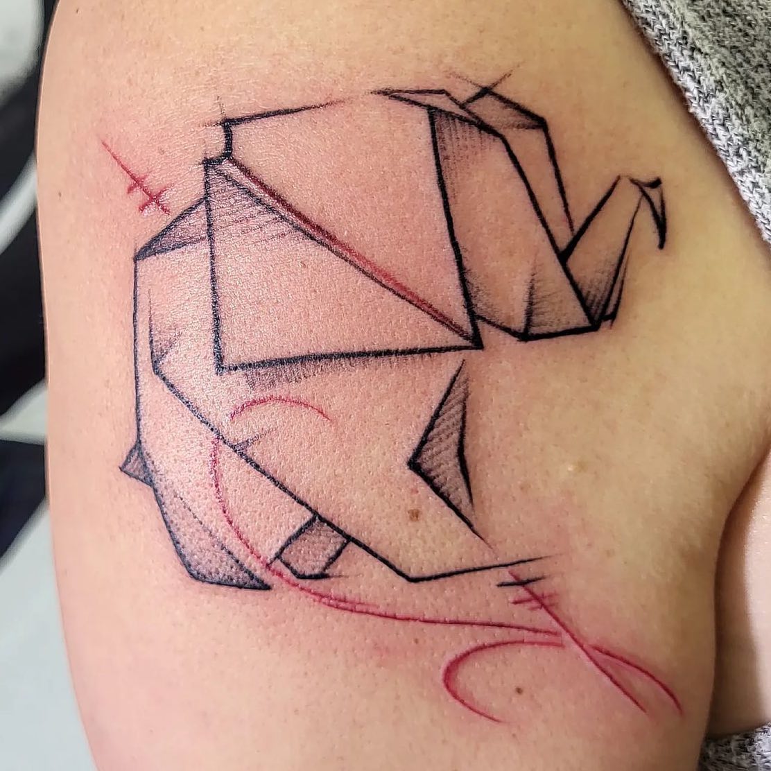 Tatuaje de elefante de origami en negro y gris.