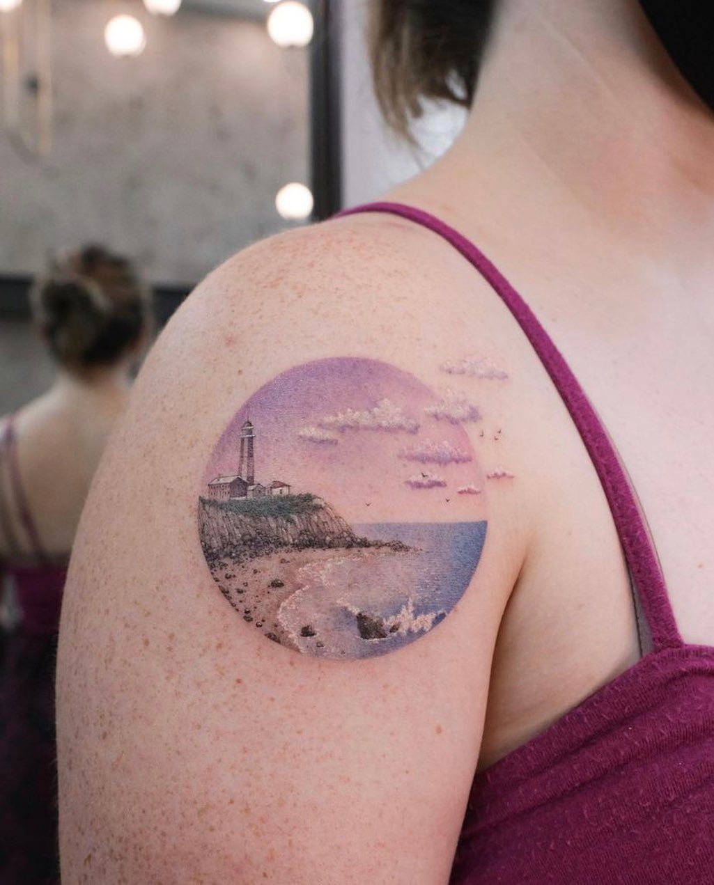 Tatuaje de faro artístico y lindo para mujeres