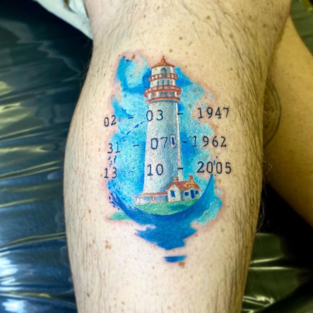 Tatuaje de faro con fechas importantes