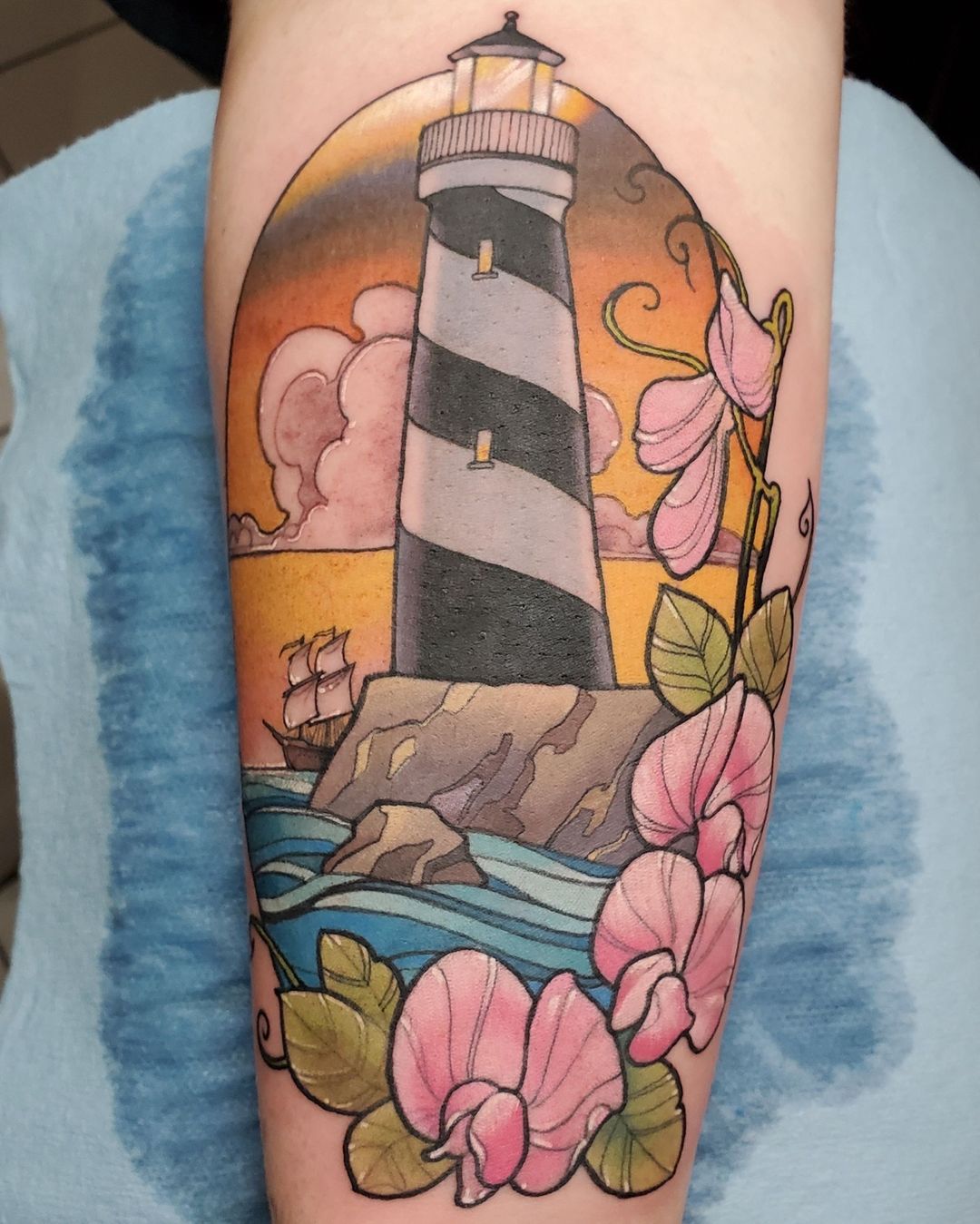 Tatuaje de Faro con Flores