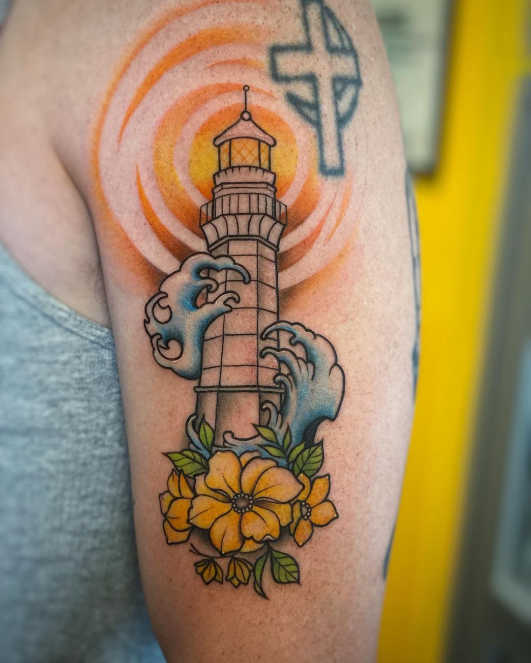 Tatuaje de faro de color naranja brillante