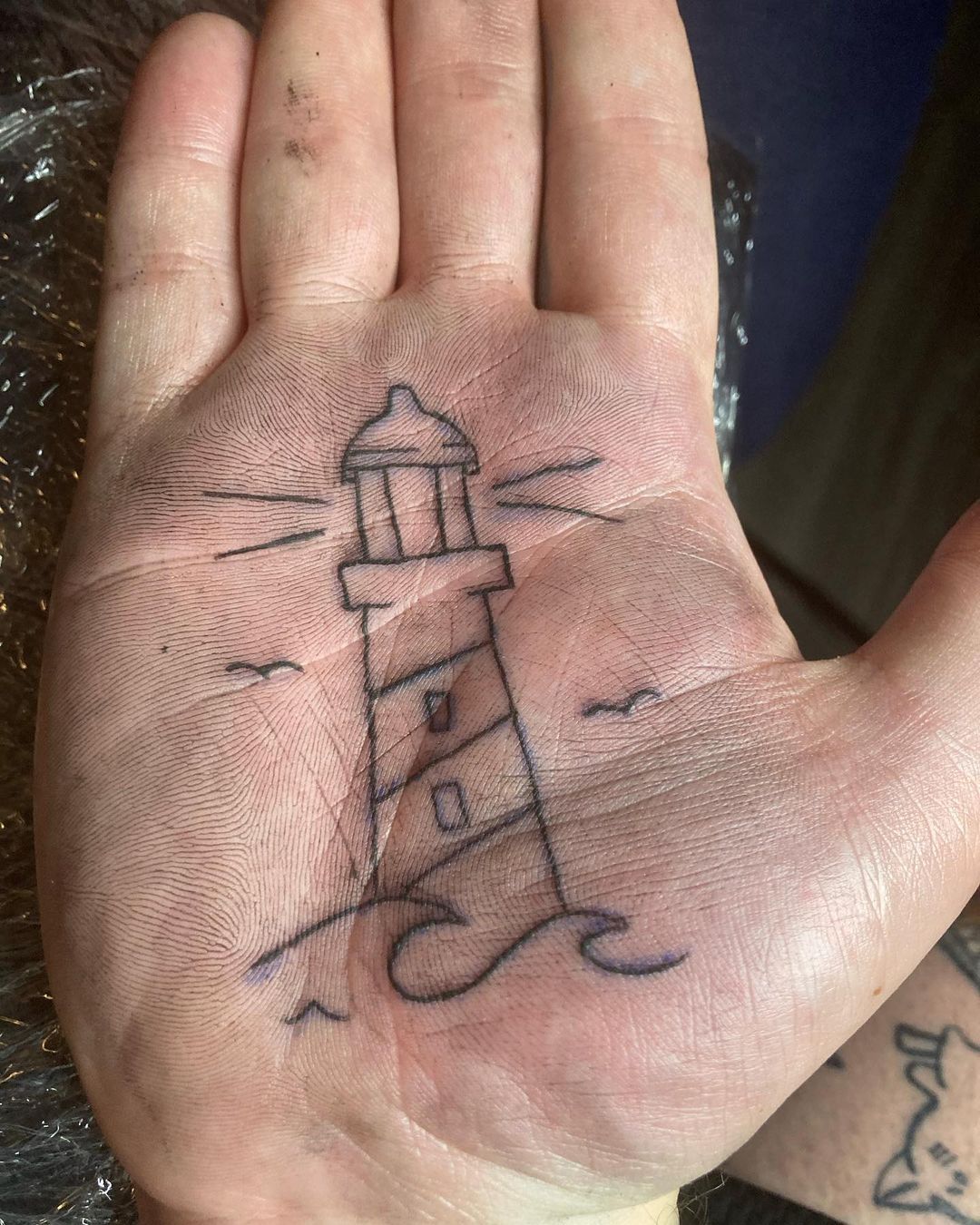 Tatuaje de faro de pequeña palmera