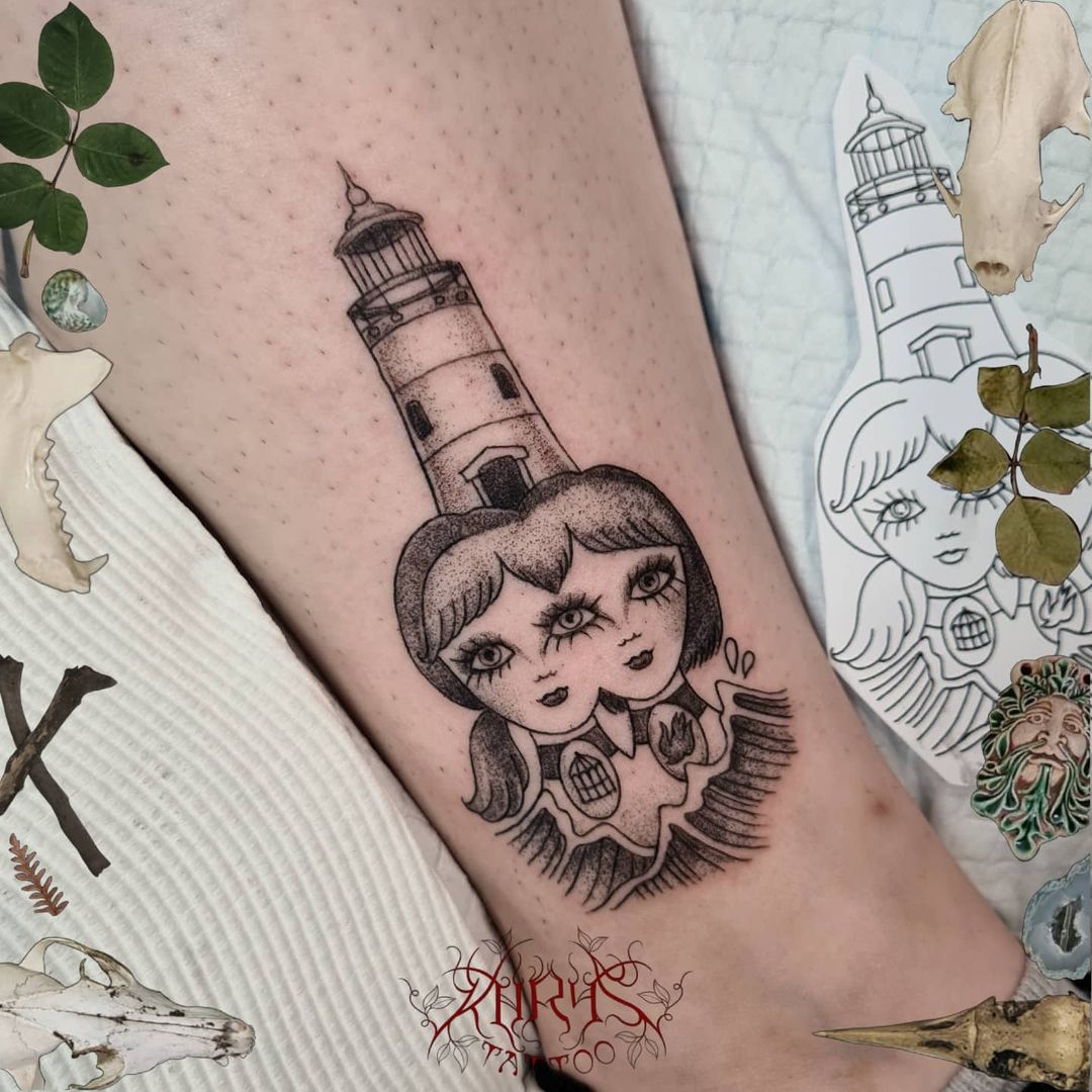Tatuaje de faro inspirado en películas de terror