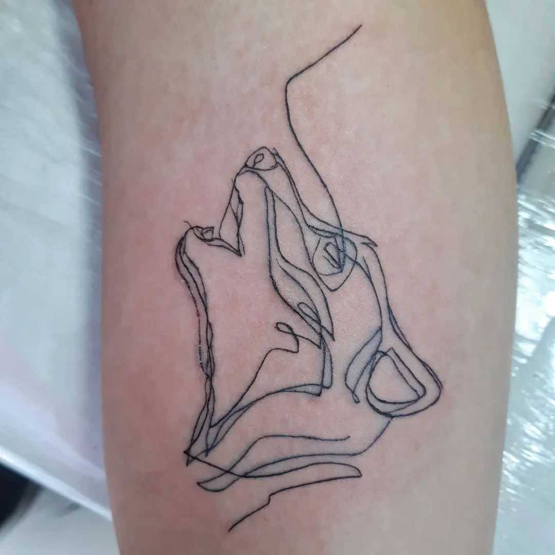 Tatuaje de línea artística de lobo