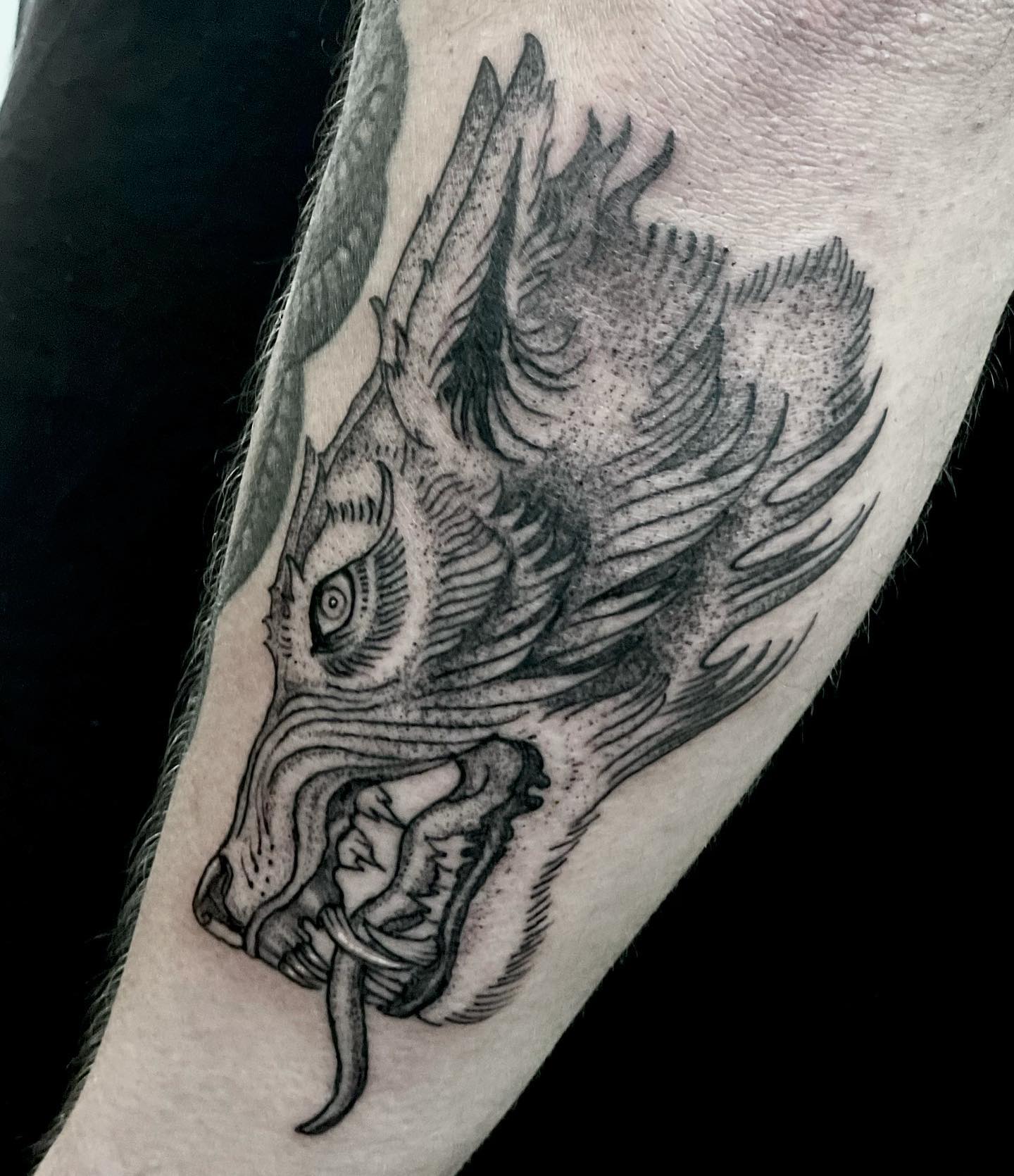 Tatuaje de línea detallada.