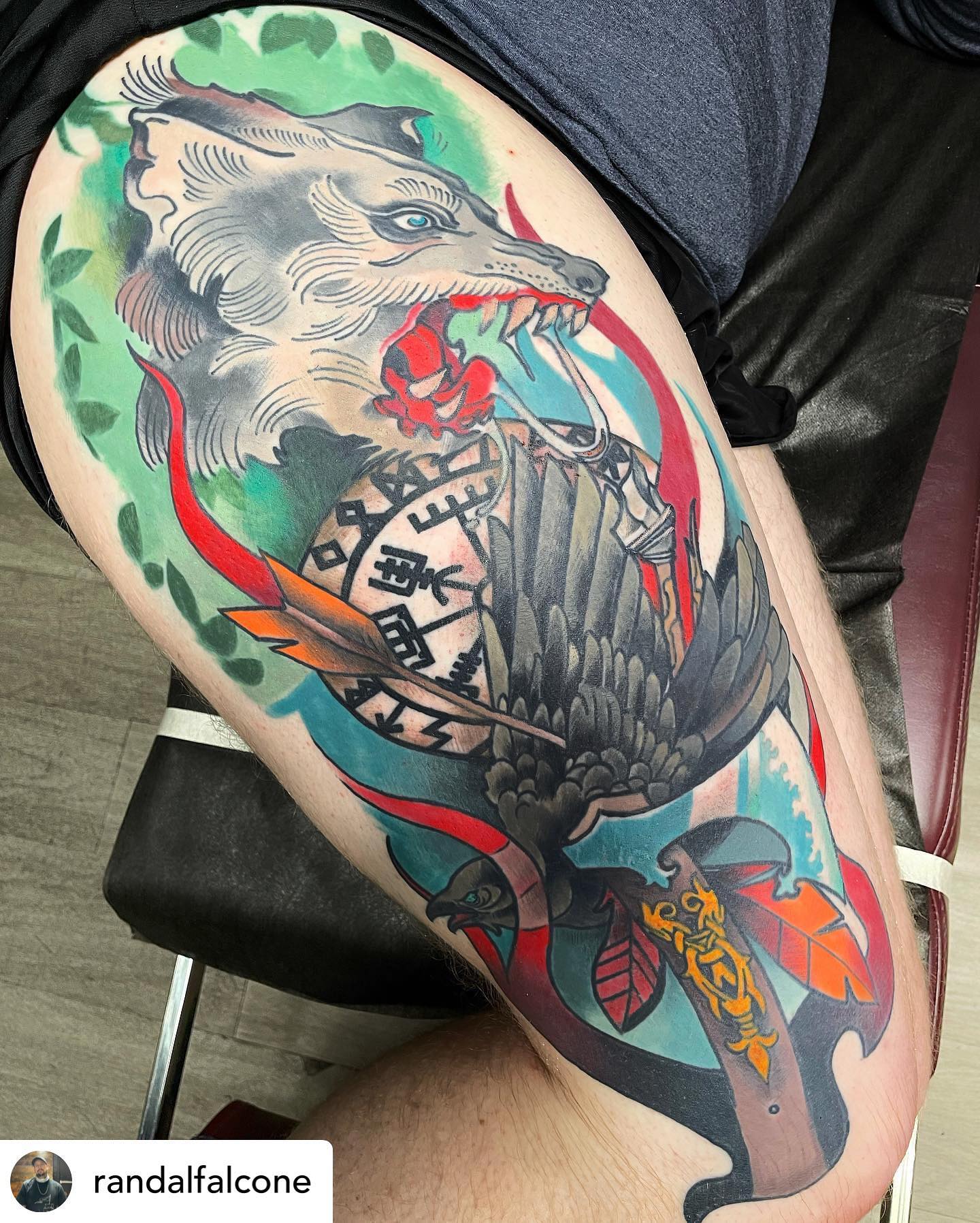 Tatuaje de lobo colorido en la pierna.