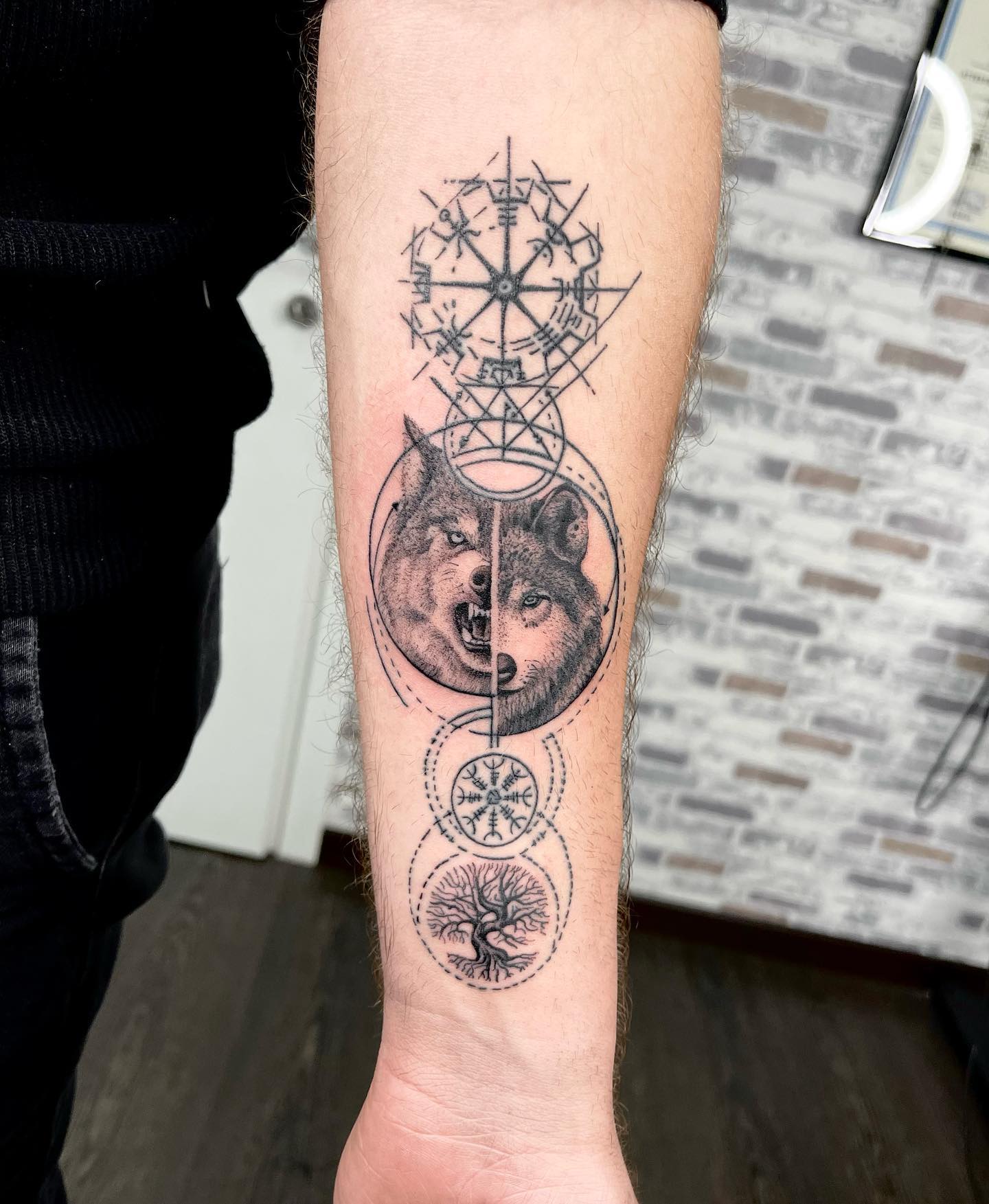 Tatuaje de Lobo con Círculos