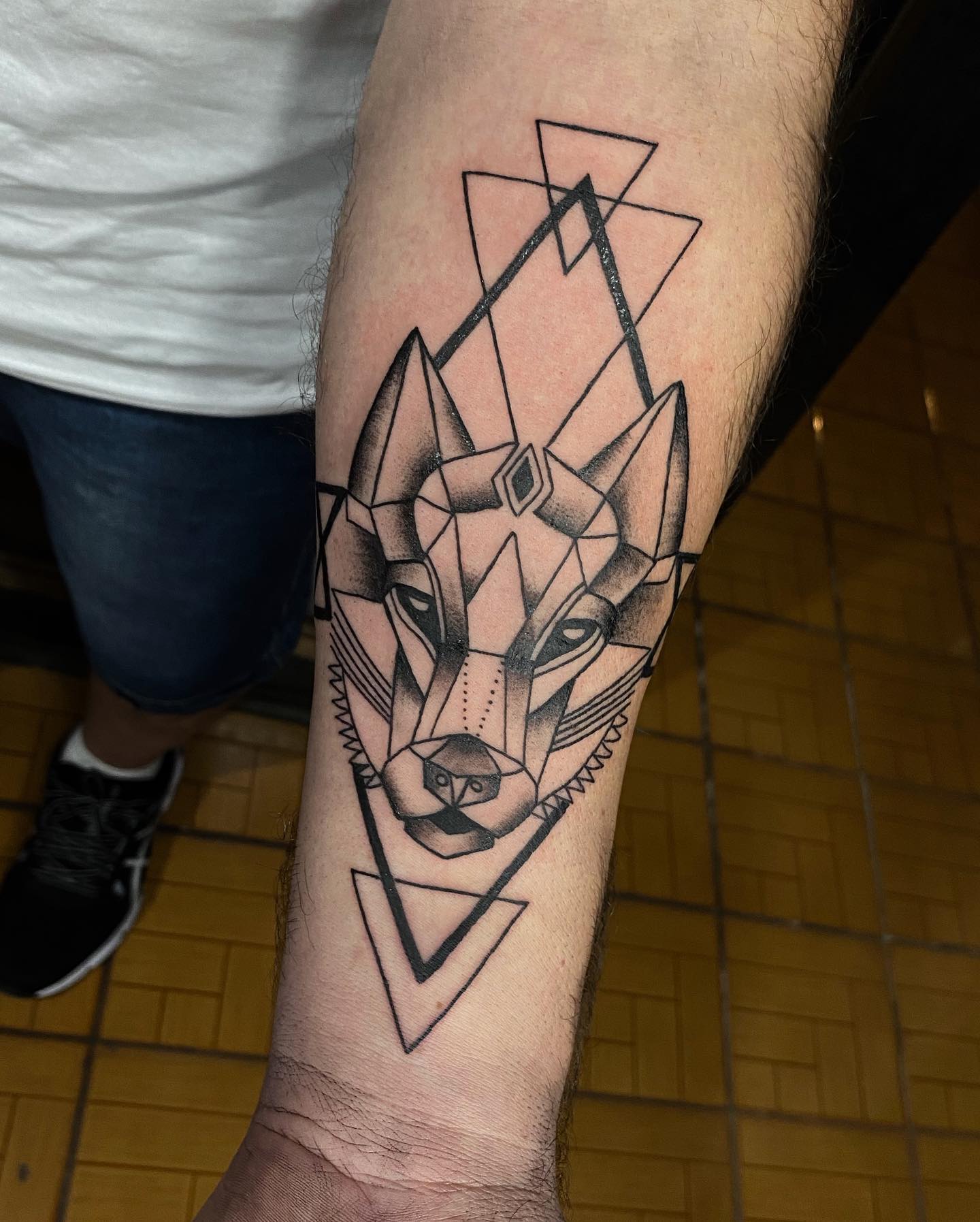 Tatuaje de lobo geométrico