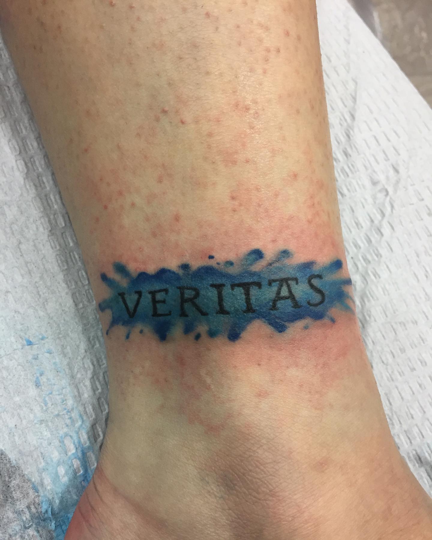 Tatuaje de los Santos Marginados en la Pierna