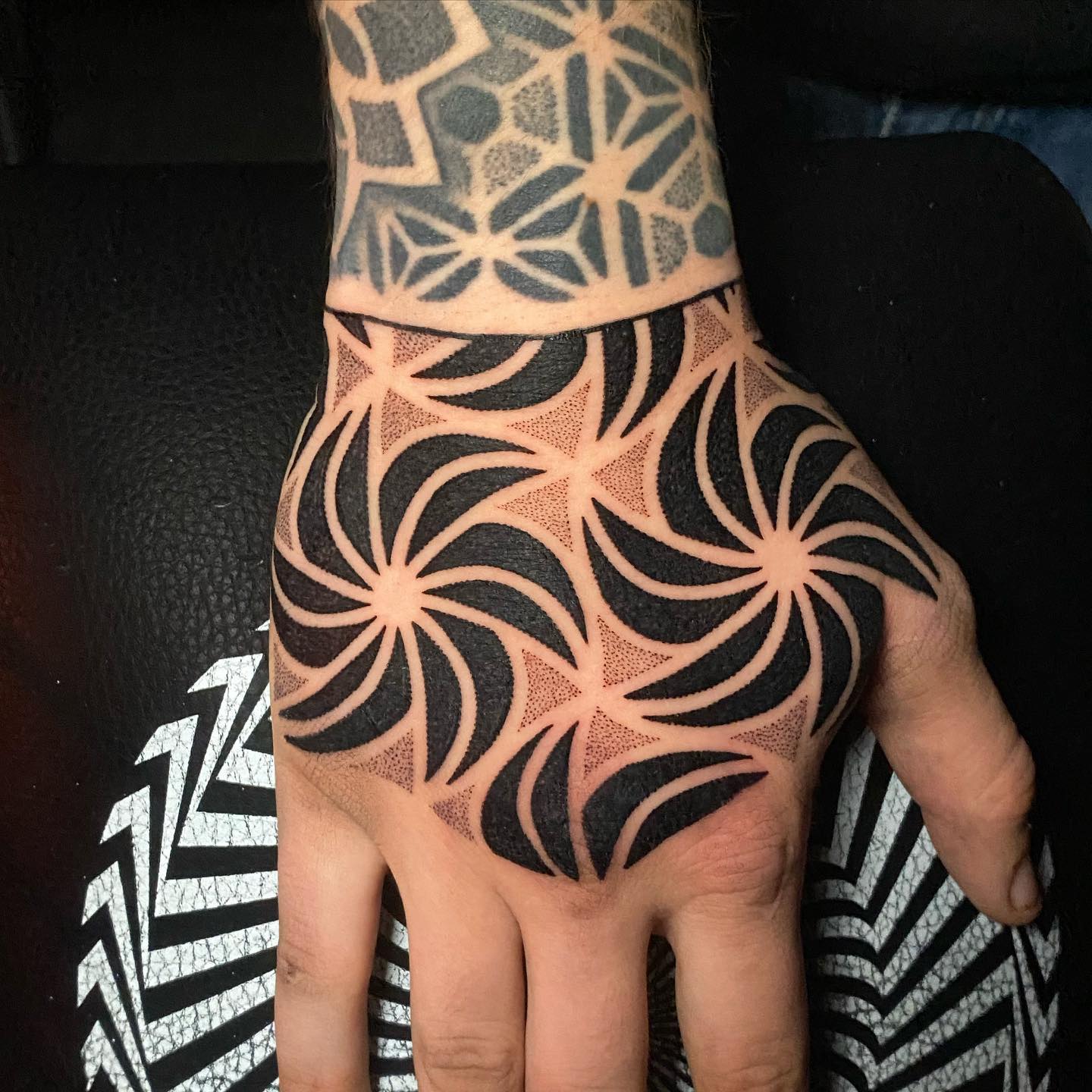 Tatuaje de mandala en la mano