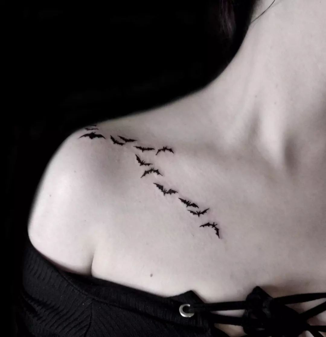 Tatuaje de murciélago en clavícula.