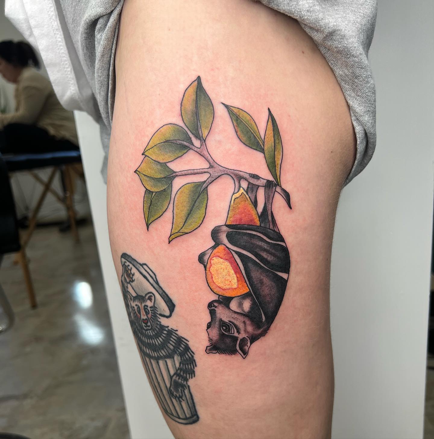 Tatuaje de murciélago grande y colorido