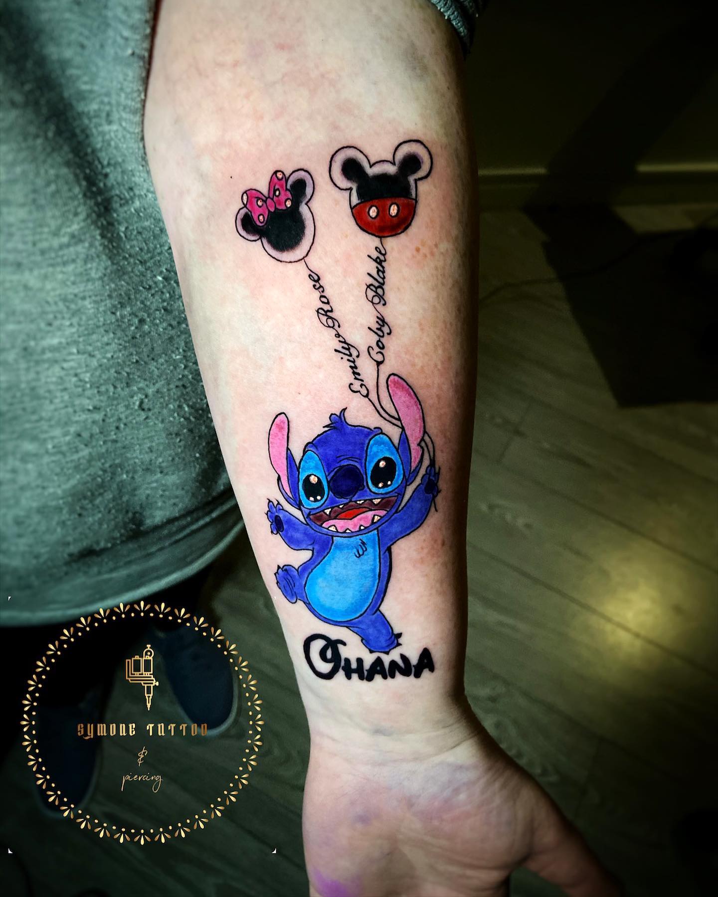 Tatuaje de nombre colorido y brillante para niños