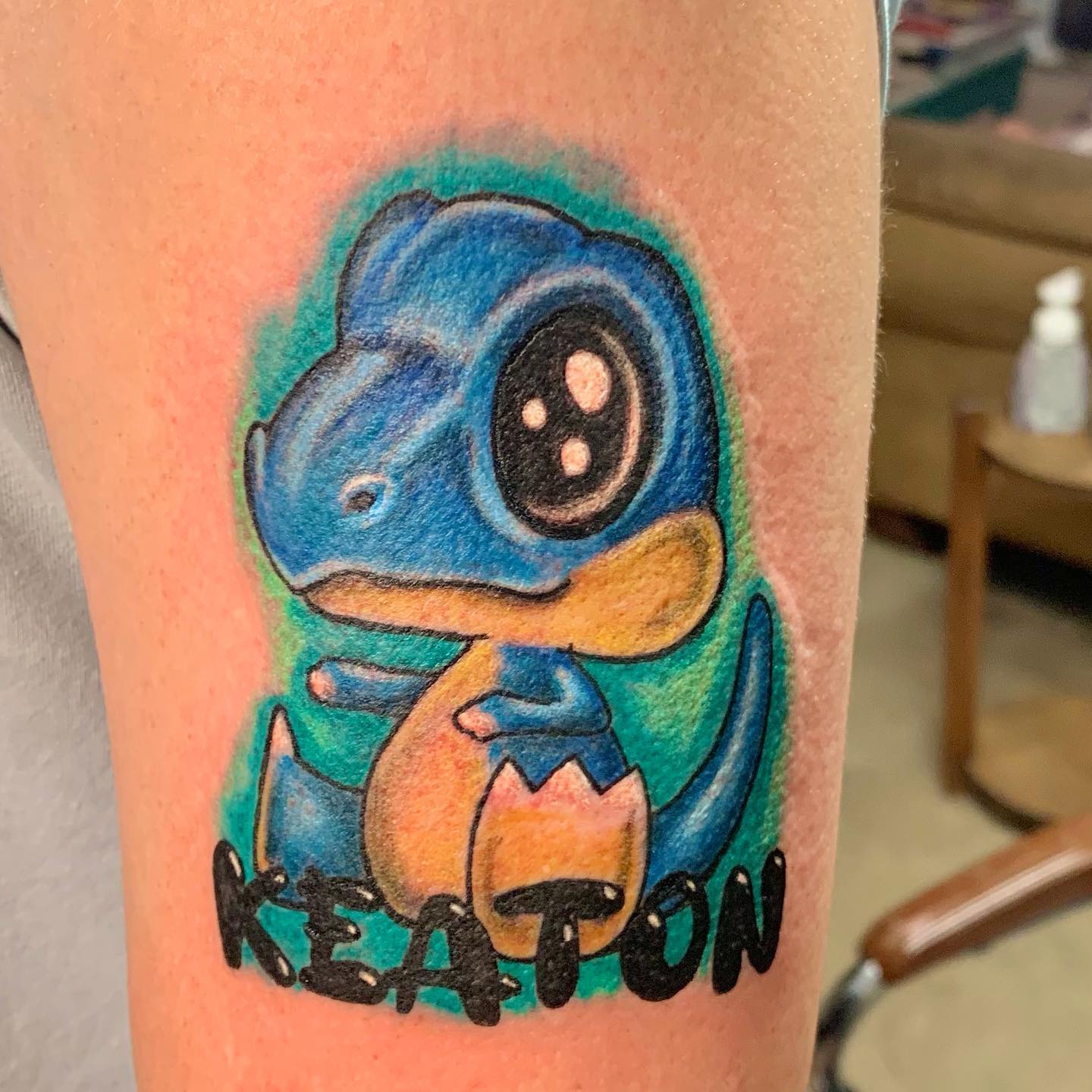 Tatuaje de nombre infantil de dinosaurio lindo.
