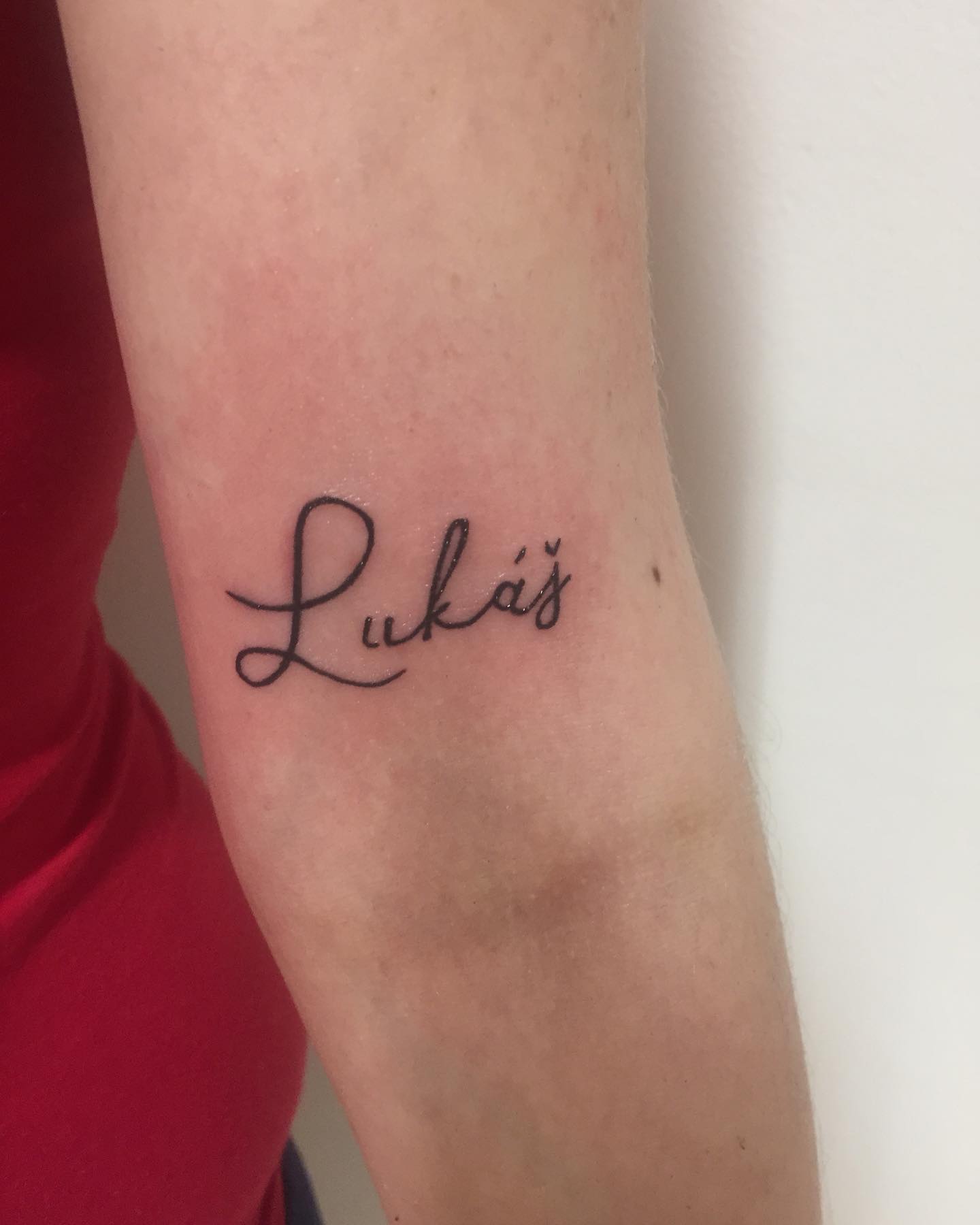 Tatuaje de nombre pequeño y sencillo para niño.