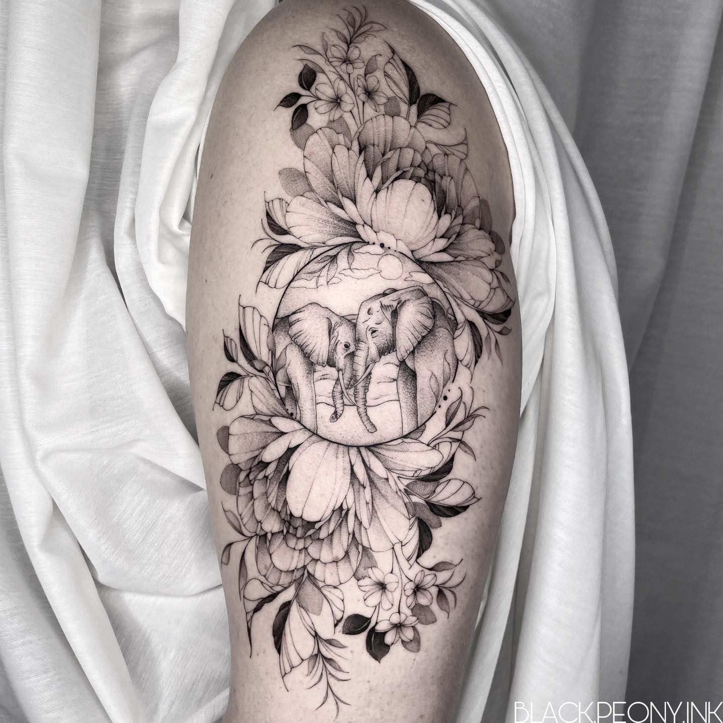 Tatuaje de pareja de elefantes florales