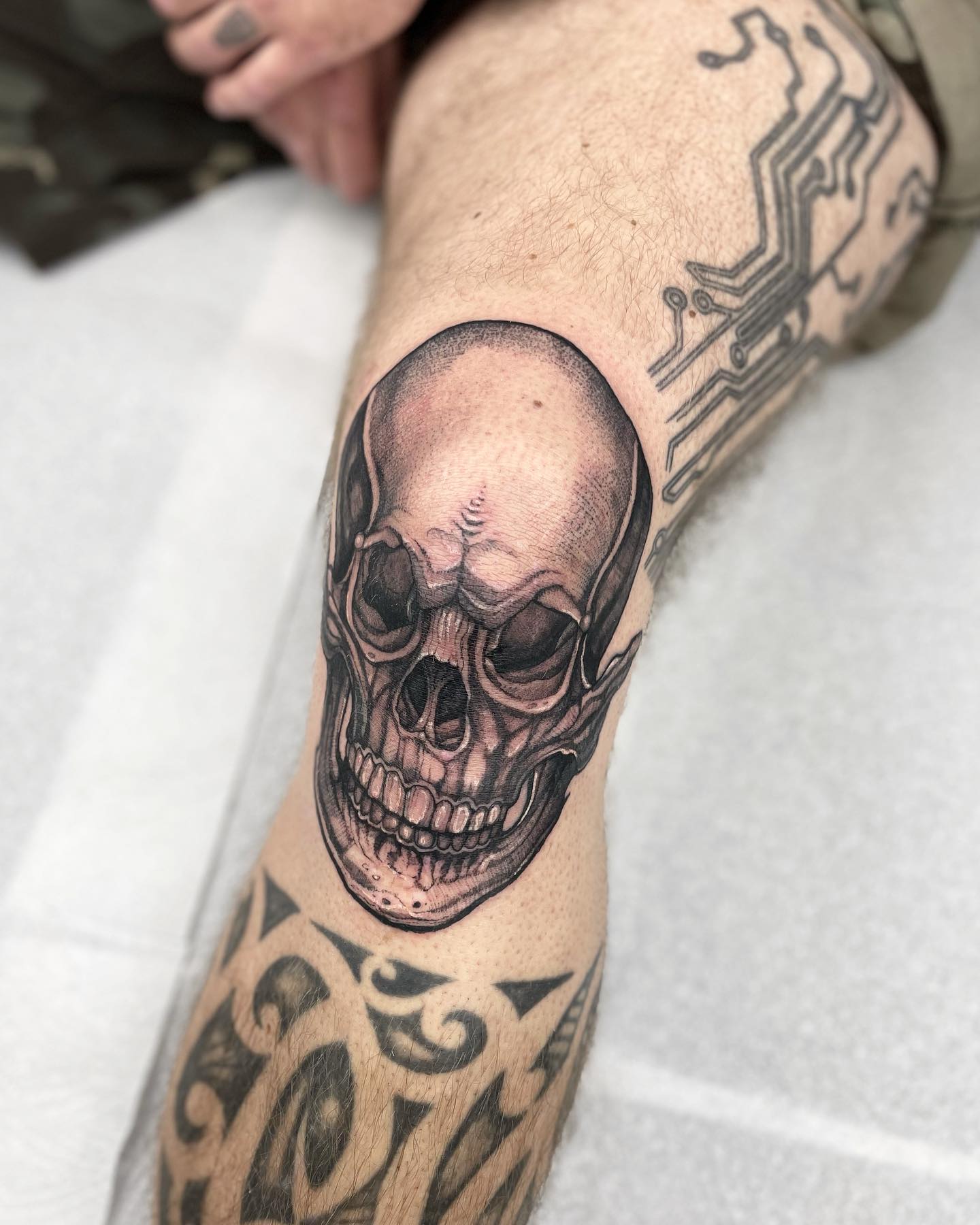Tatuaje de rodilla de calavera espeluznante