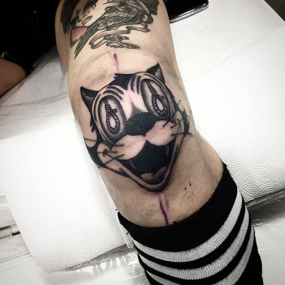 Tatuaje de rodilla de gato negro