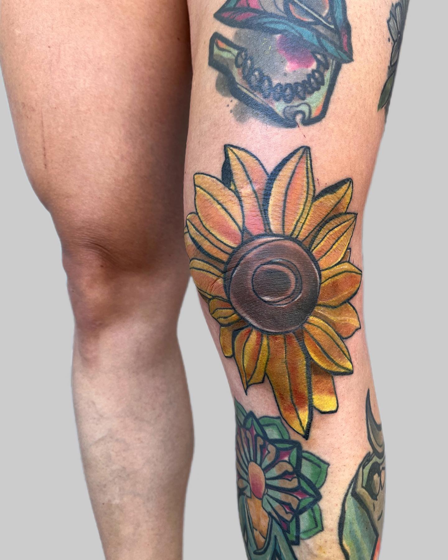 Tatuaje de rodilla de girasol