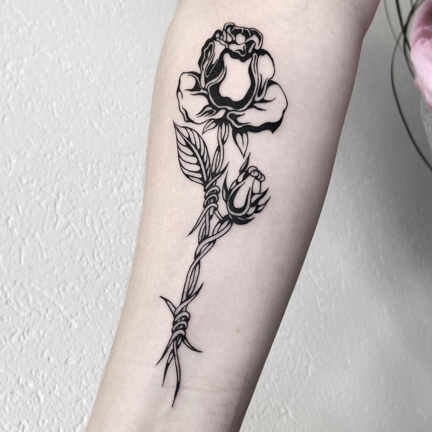 Tatuaje de rosa y alambre de púas