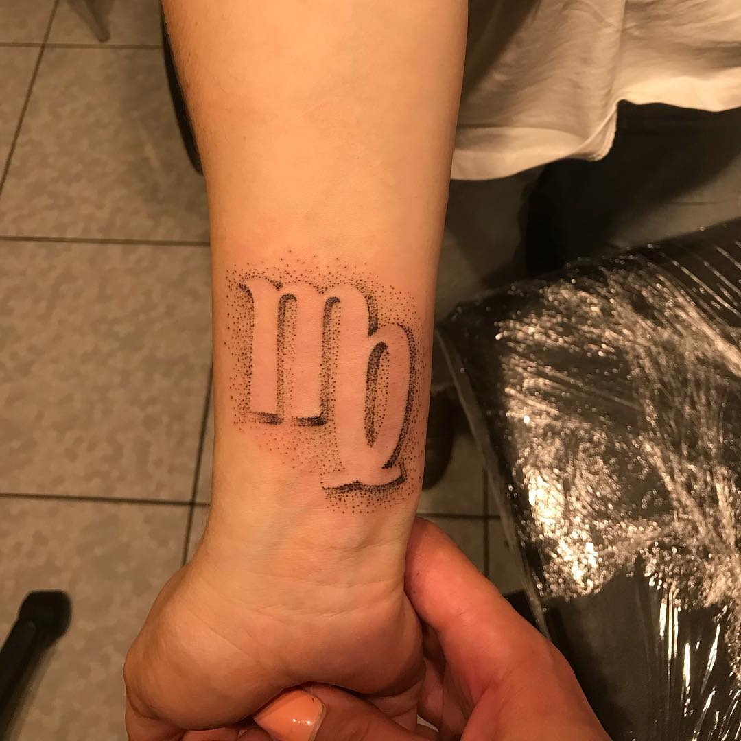 Tatuaje de Signo Virgo en Estilo de Puntos