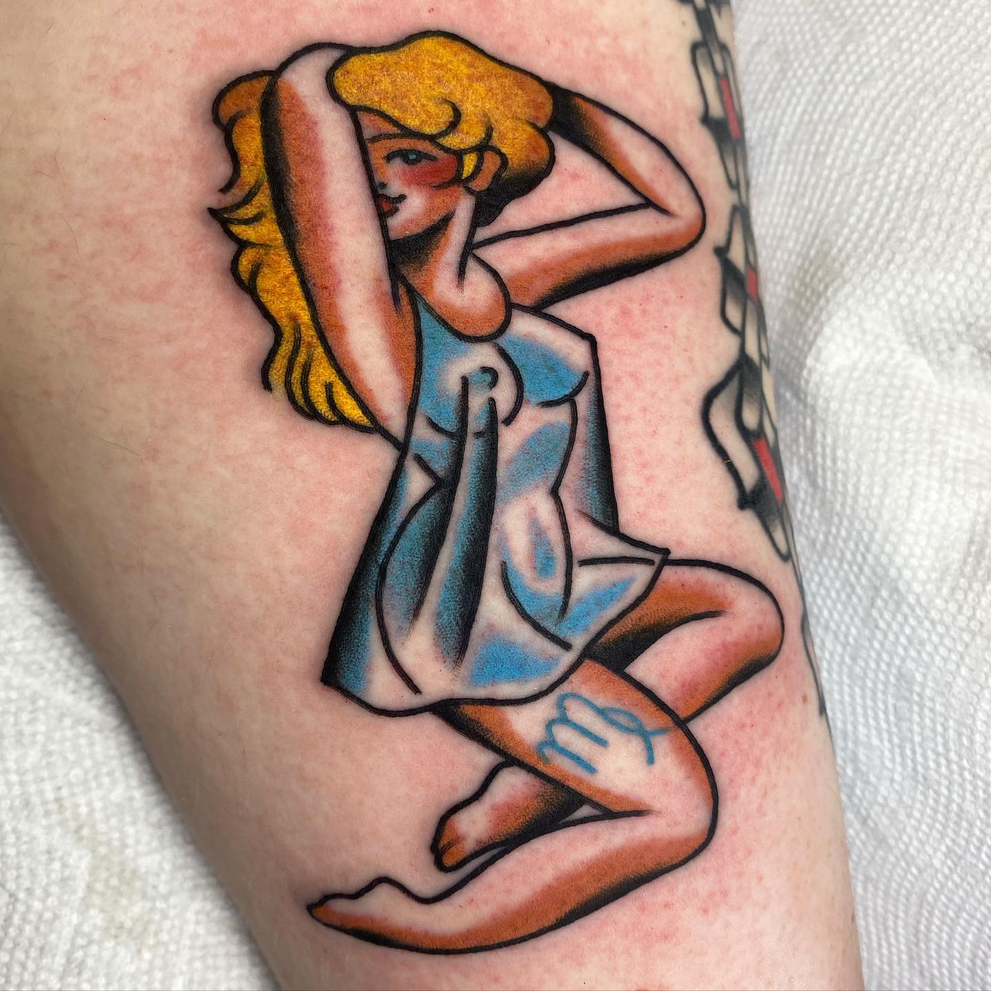 Tatuaje de Virgo en caricatura
