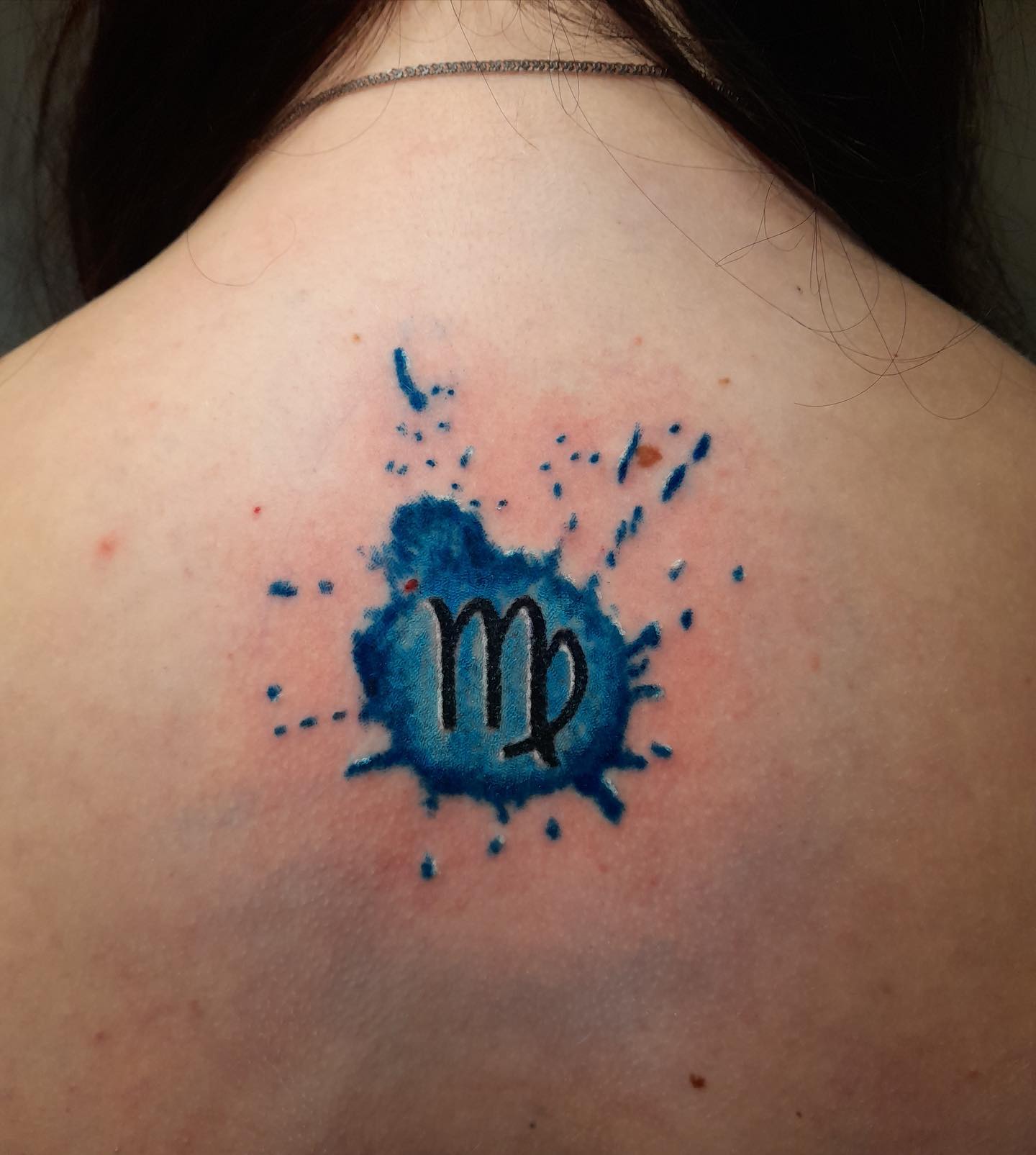 Tatuaje de Virgo en la espalda