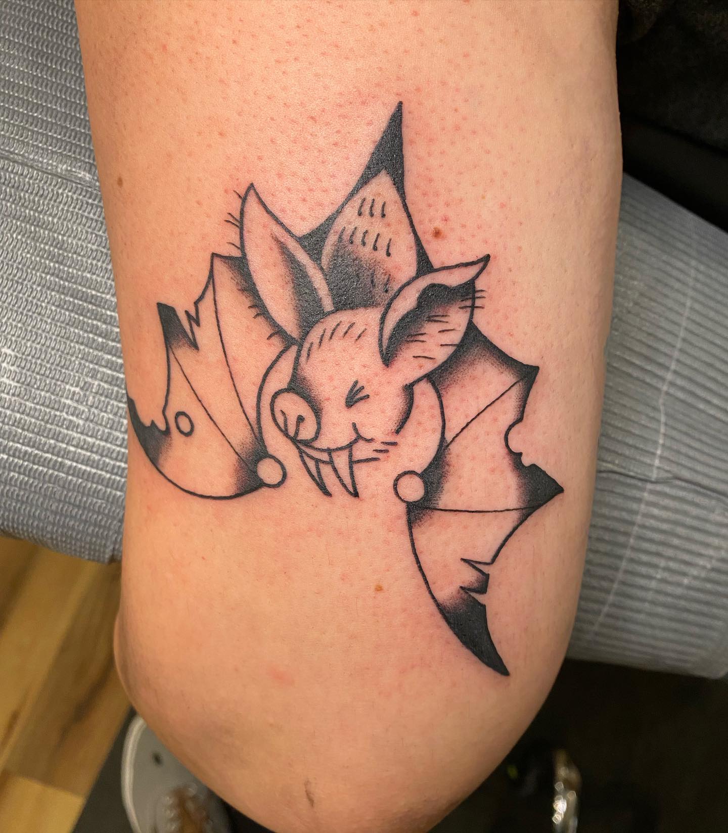 Tatuaje divertido de murciélago