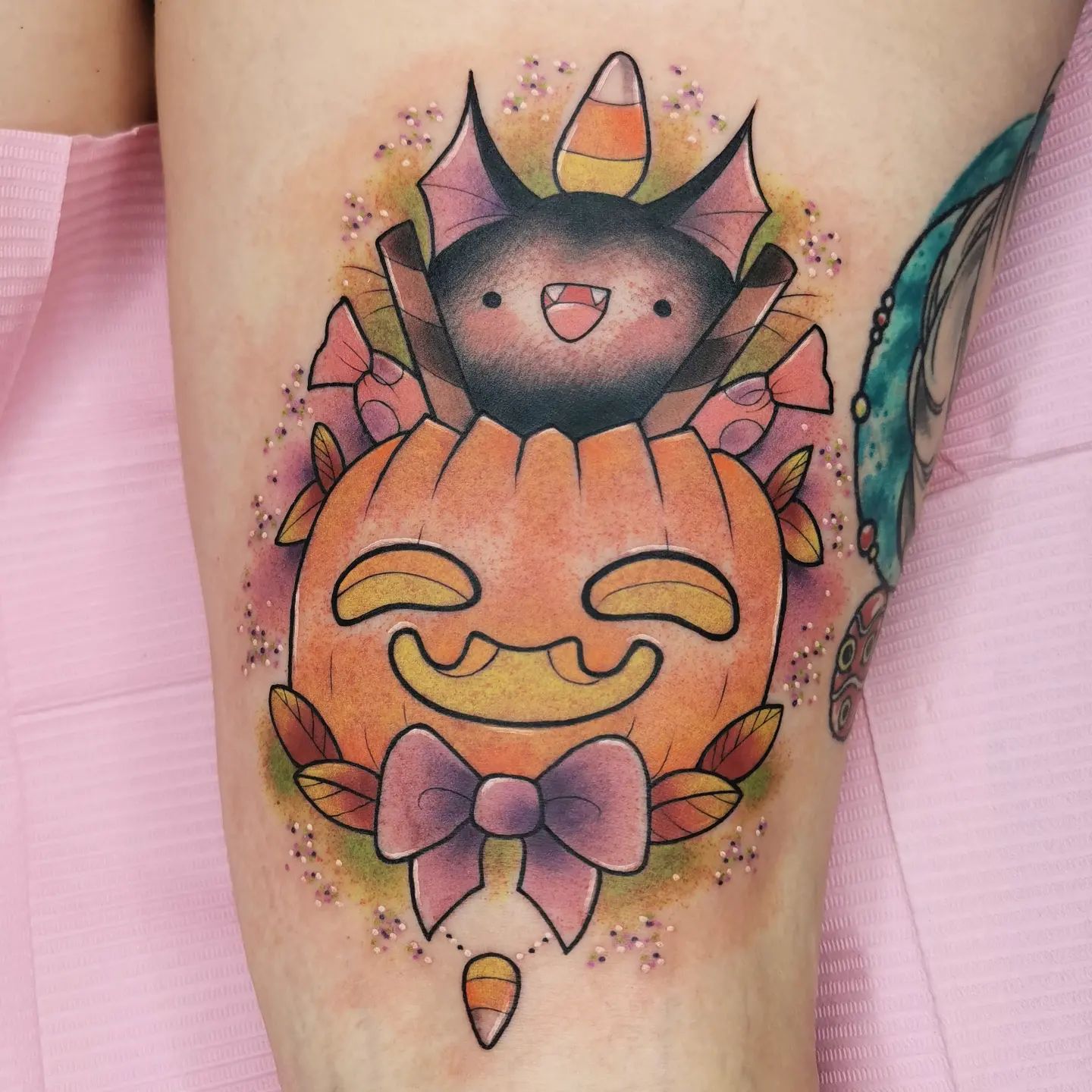 Tatuaje divertido y colorido de murciélago