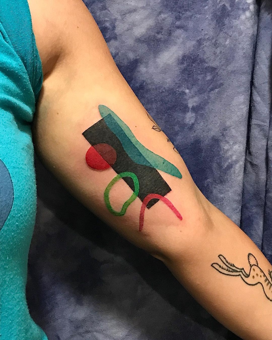 Tatuaje geométrico abstracto