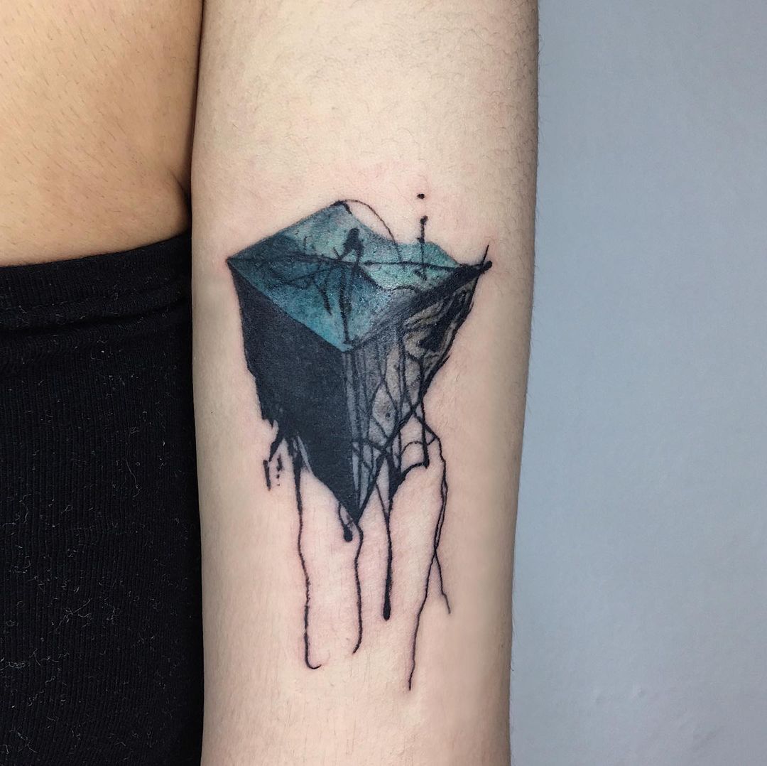 Tatuaje geométrico desmoronándose