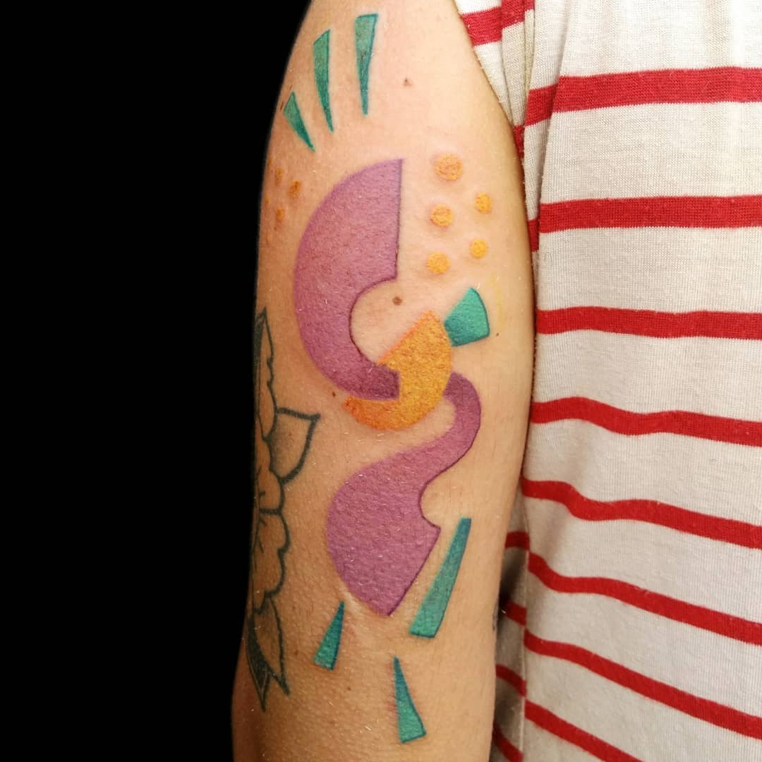 Tatuaje geométrico retrospectivo