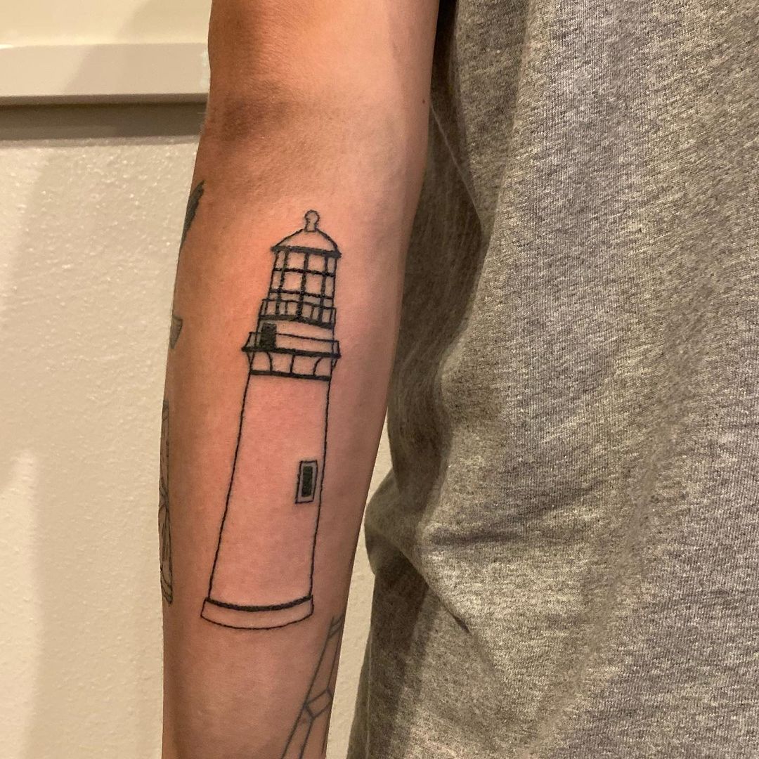 Tatuaje minimalista y Faro pequeño