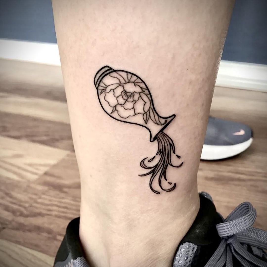 Tatuaje pequeño de Acuario