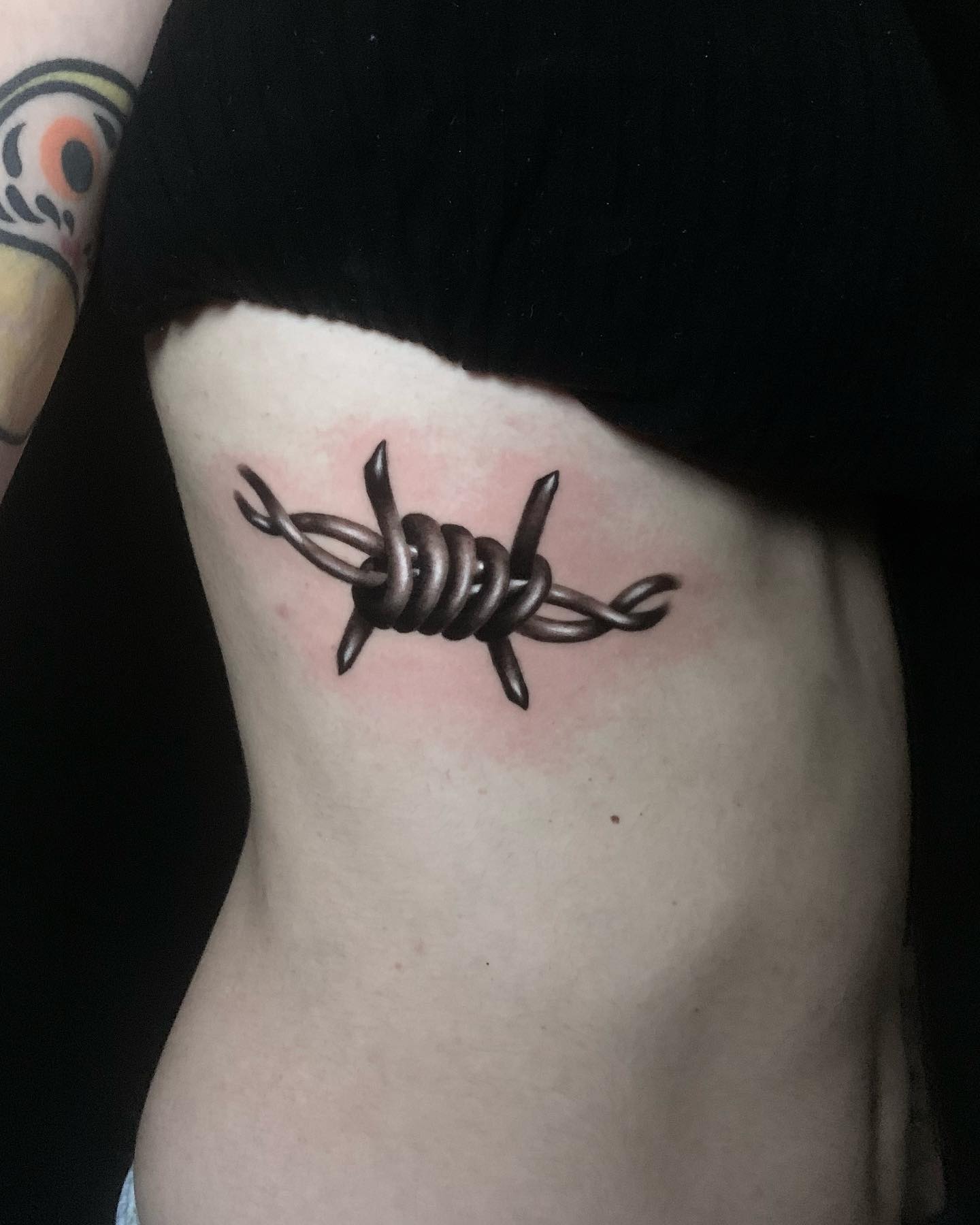 Tatuaje realista de alambre de púas