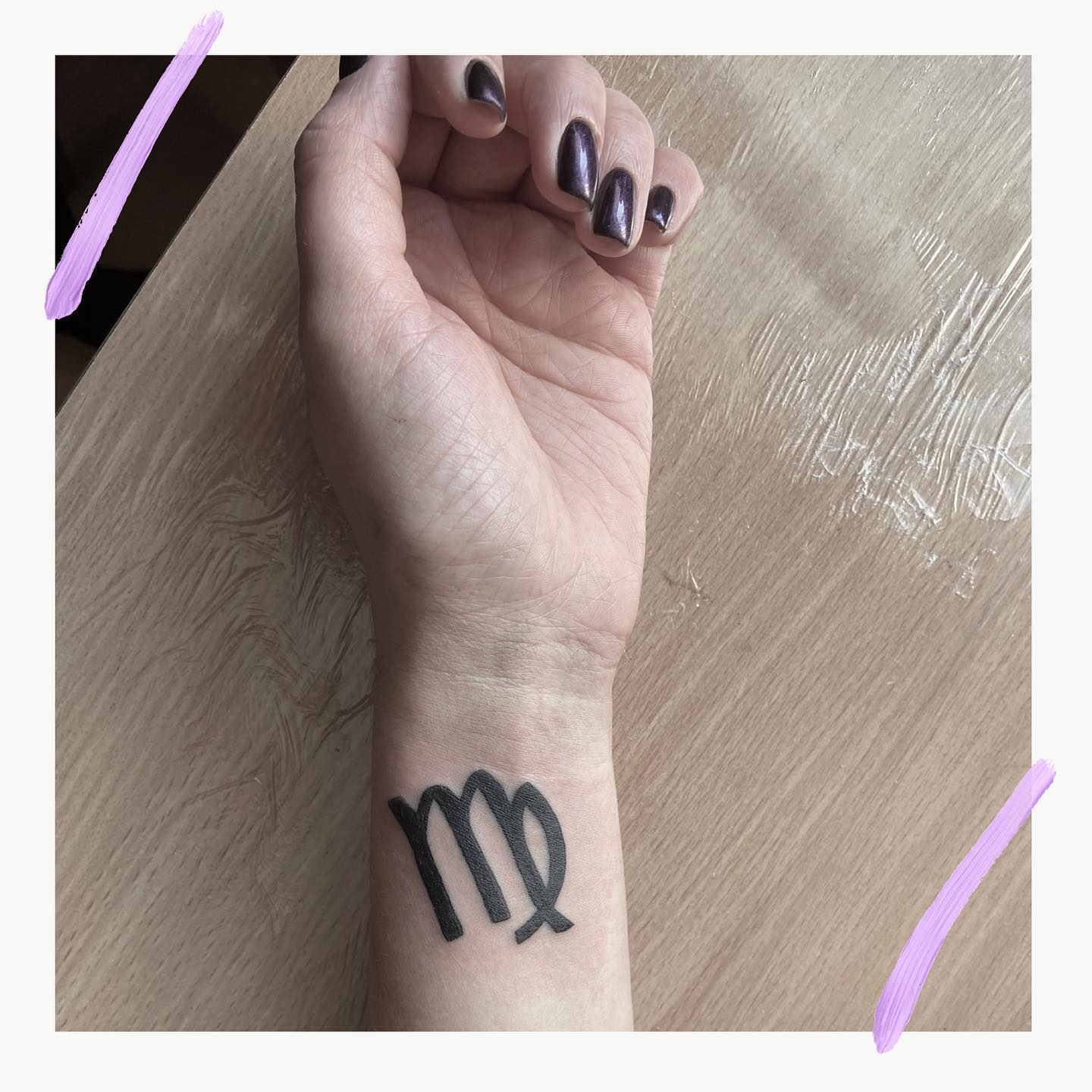 Tatuaje simple de Virgo en la muñeca