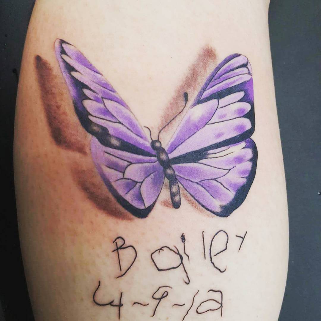 Tatuajes de nombres de niños en el brazo.